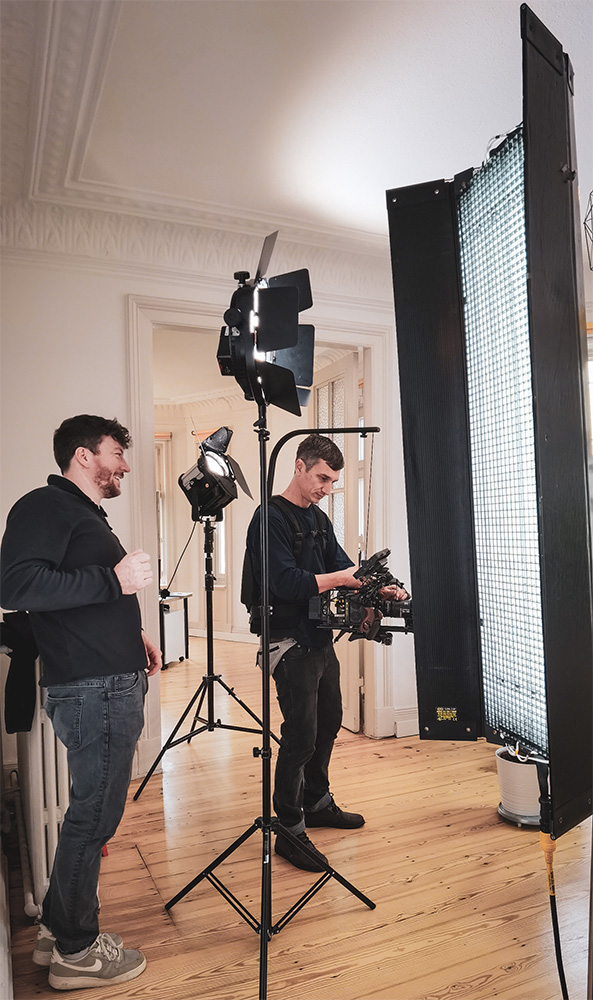 Chris Crewe und Louis Seitz während einer Videoproduktion von Mainfilm