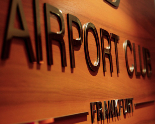 Schriftzug Airport Club Frankfurt an der Wand