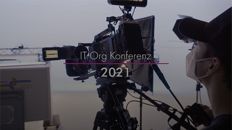 Eine professionelle Kamera während des Online Events der IT Org, produziert von dem Live Streaming Anbieter Mainfilm